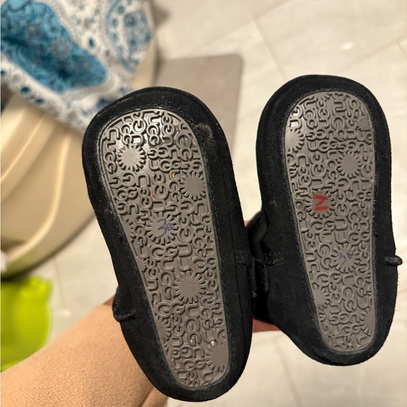 Like New Baby boy or girl Uggs only worn twice 9.5/ 10 condition size 4/5 - Picture 6 of 8